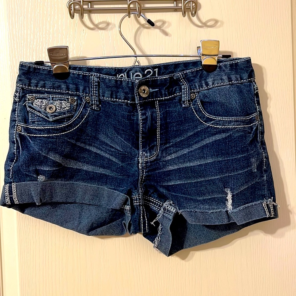 Beautiful jean short.